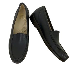 New SAS Simplify navy blue loafers